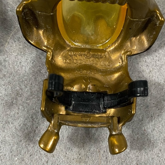 Vintage 1990 Batman DC Comic Kenner Gold Suit Action Figure W/ Helmet - Picture 6 of 6